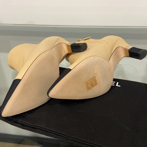 Chanel beige and black ankle booties (NWT) never worn Size 40C - Picture 6 of 7